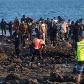 Migrantes que llegaron por sus propios medios a la costa de Fuerteventura, ayer jueves
