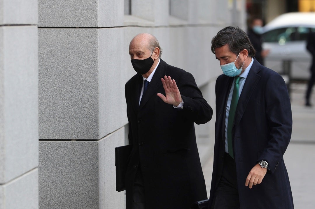 El juez envía a juicio al exministro Jorge Fernández Díaz y a la excúpula de Interior por la 'Operación Kitchen' El juez envía a juicio al exministro Jorge Fernández Díaz y a la excúpula de Interior por la 'Operación Kitchen'