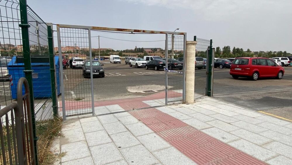 Ausencia de puerta en el acceso peatonal desde este verano