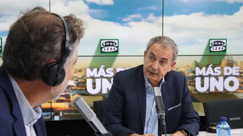 El expresidente José Luis Rodríguez Zapatero con Carlos Alsina en &#39;Más de uno&#39;
