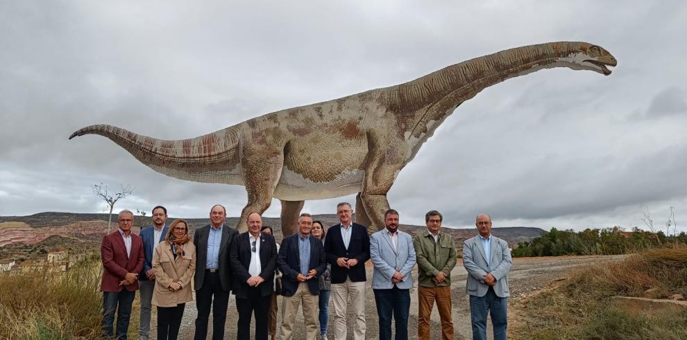 Riodeva estrena la escultura del Turiasaurus Riodevensis Riodeva estrena la escultura del Turiasaurus Riodevensis