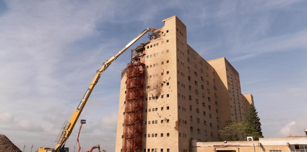 Empieza el derribo del último edificio de la Universidad Laboral en Zaragoza Empieza el derribo del último edificio de la Universidad Laboral en Zaragoza