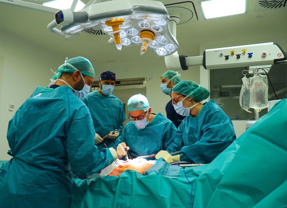 Realizan con éxito la primera prótesis total de rodilla ambulatoria en España Realizan con éxito la primera prótesis total de rodilla ambulatoria en España