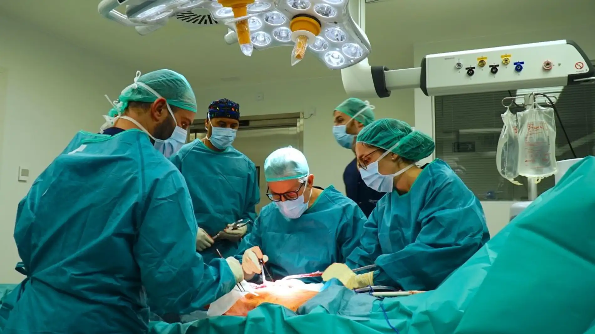 Realizan con éxito la primera prótesis total de rodilla ambulatoria en España