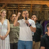 El candidato Daniel Noboa, habla con la prensa, tras ganar las elecciones presidenciales 2023