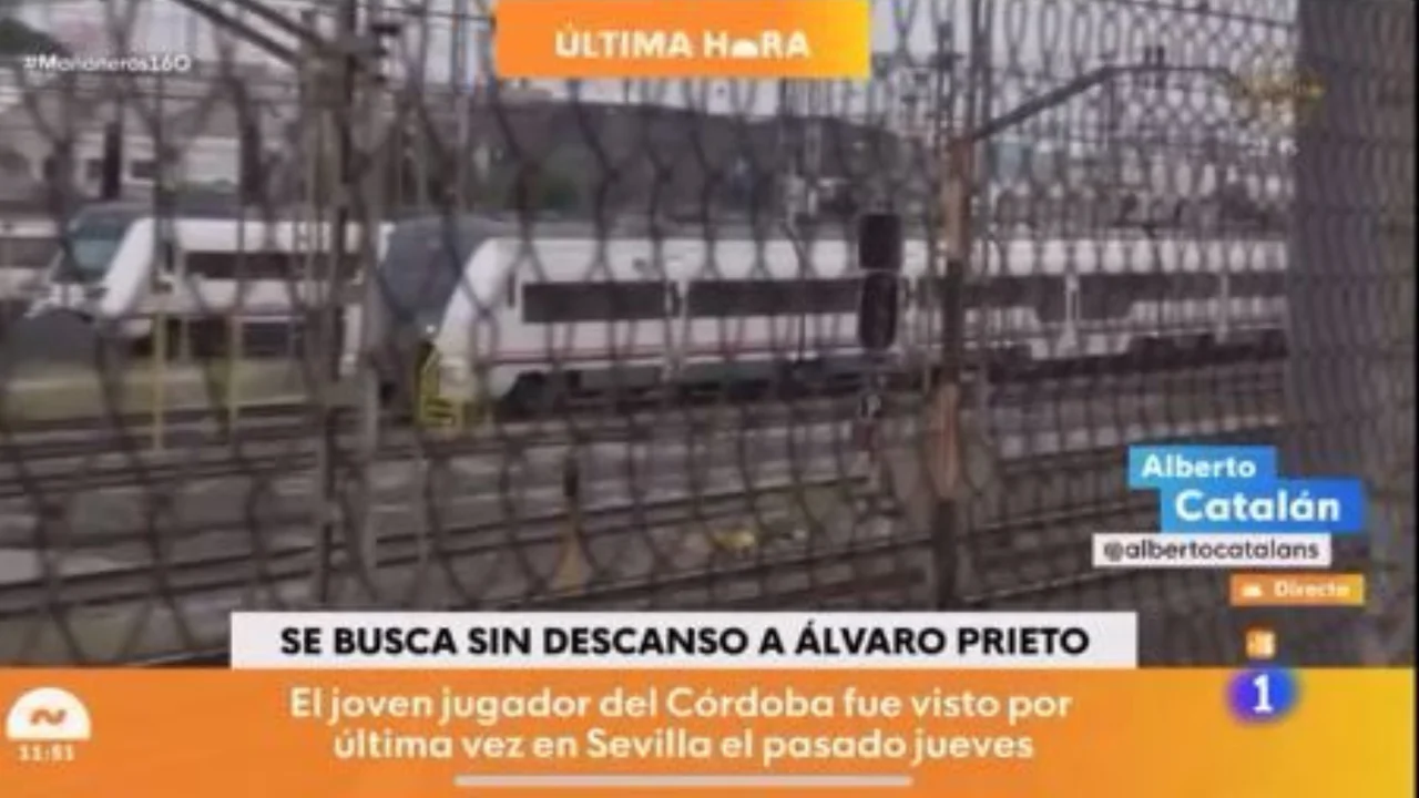 Un reportero de TVE graba la imagen del cuerpo de Álvaro Prieto entre dos vagones del Cercanías