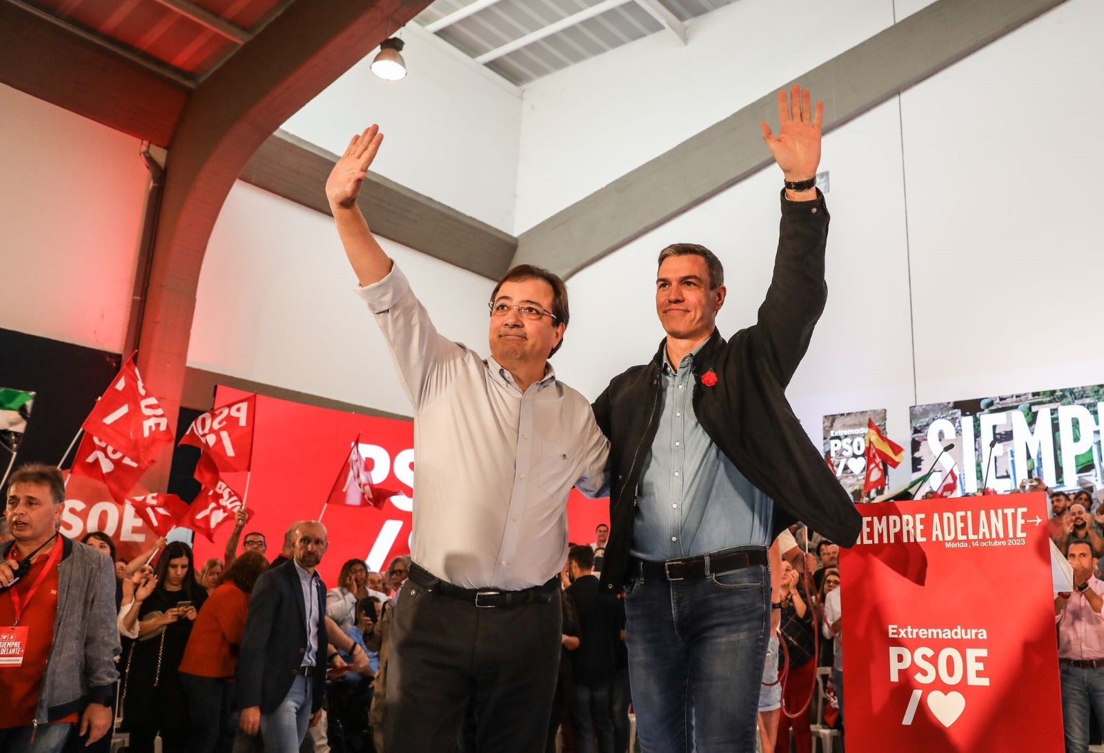 Pedro Sánchez asegura en Mérida que "dentro de poco" volverá a haber una mayoría parlamentaria del PSOE en Extremadura Pedro Sánchez asegura en Mérida que "dentro de poco" volverá a haber una mayoría parlamentaria del PSOE en Extremadura
