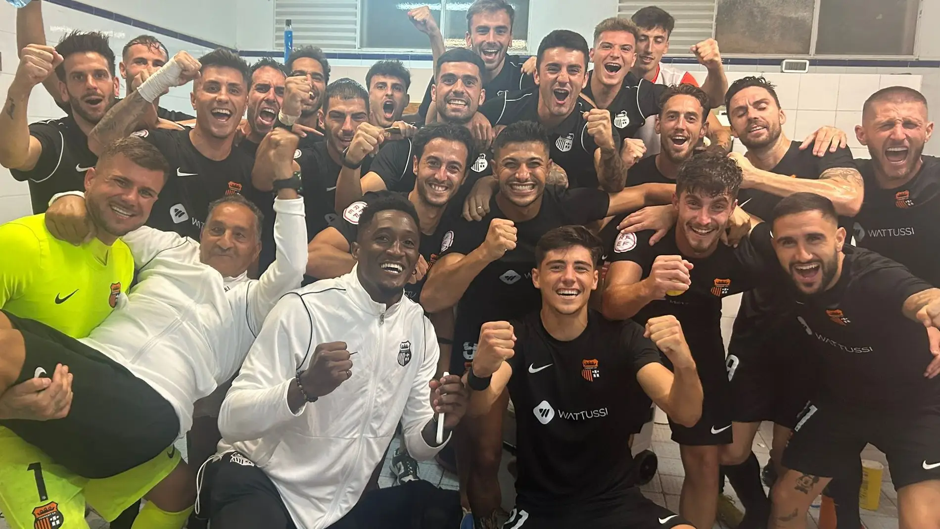 El Torrent CF celebra su victoria frente al Atlético Saguntino