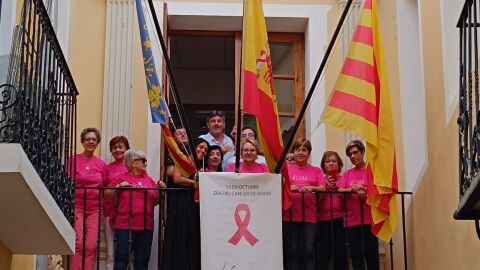 &Aacute;gora ti&ntilde;e de rosa la Vila Joiosa.