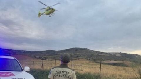 Un helic&oacute;ptero traslada a un ciclista herido tras su ca&iacute;da en el camino de La Barca de Los Santos de la Humosa