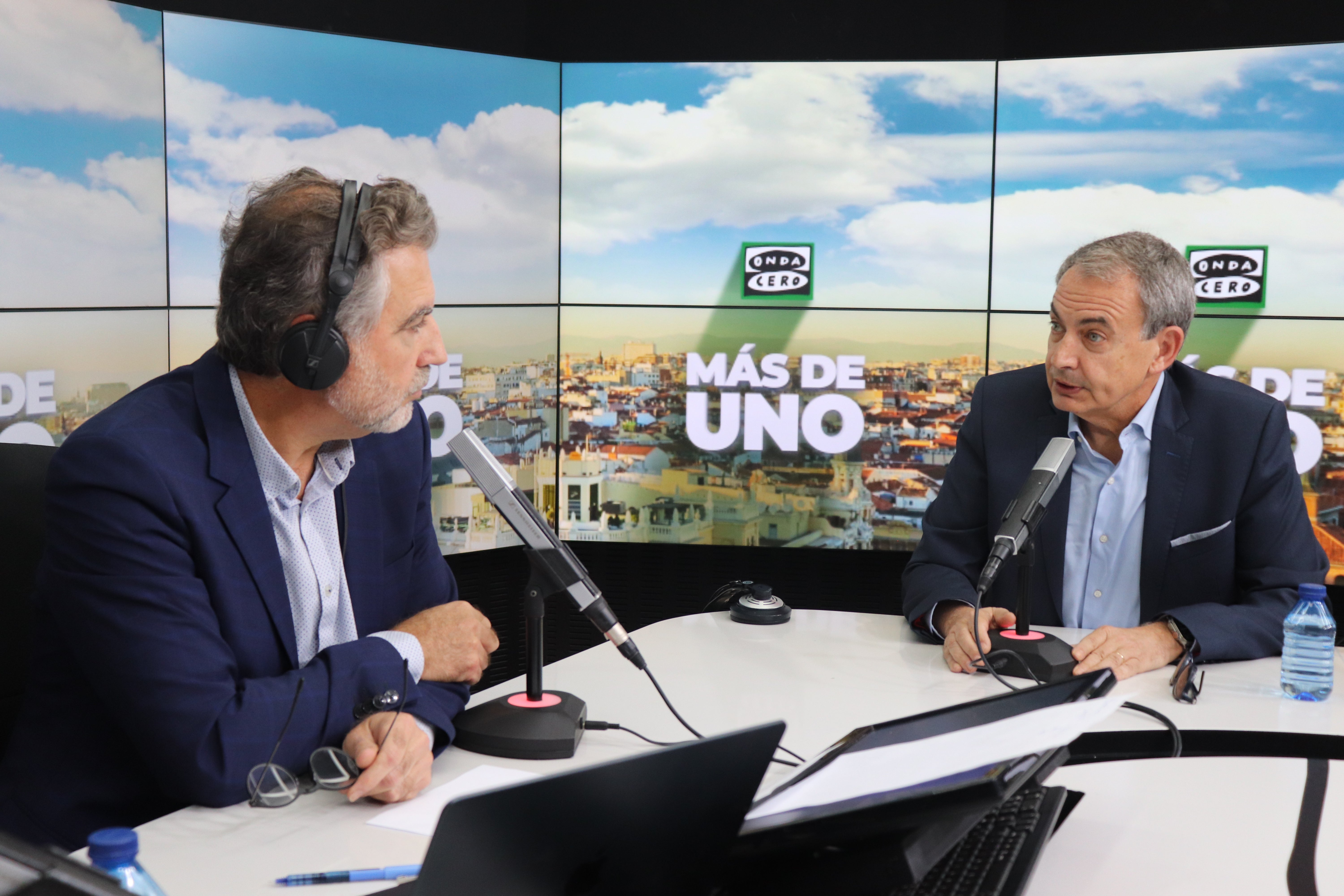 Rifirrafe entre Carlos Alsina y Zapatero por el Estatut de Cataluña: "No me haga fakes" Rifirrafe entre Carlos Alsina y Zapatero por el Estatut de Cataluña: "No me haga fakes"