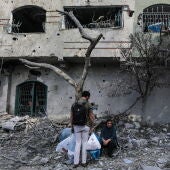 Palestinos en el barrio destruido de Al-Ramal tras un ataque aéreo israelí en la ciudad de Gaza