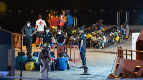 Llegada al muelle de Los Cristianos (Tenerife) del buque de Salvamento Marítimo Guardamar Calíope con inmigrantes subsharianos rescatados