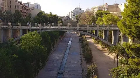 Vista del Puente de Canalejas de Elche desde la Pasarela del Mercado. Vista del Puente de Canalejas de Elche desde la Pasarela del Mercado.