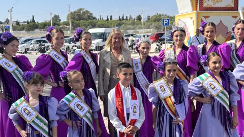La alcaldesa de Marbella, &Aacute;ngeles Mu&ntilde;oz, fotografi&aacute;ndose con las reinas y damas de las fiestas