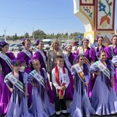 La alcaldesa de Marbella, Ángeles Muñoz, fotografiándose con las reinas y damas de las fiestas