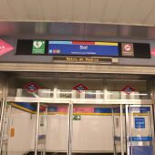 ‘#laMquefalta’ viste de rosa la estación de Metro de Sol