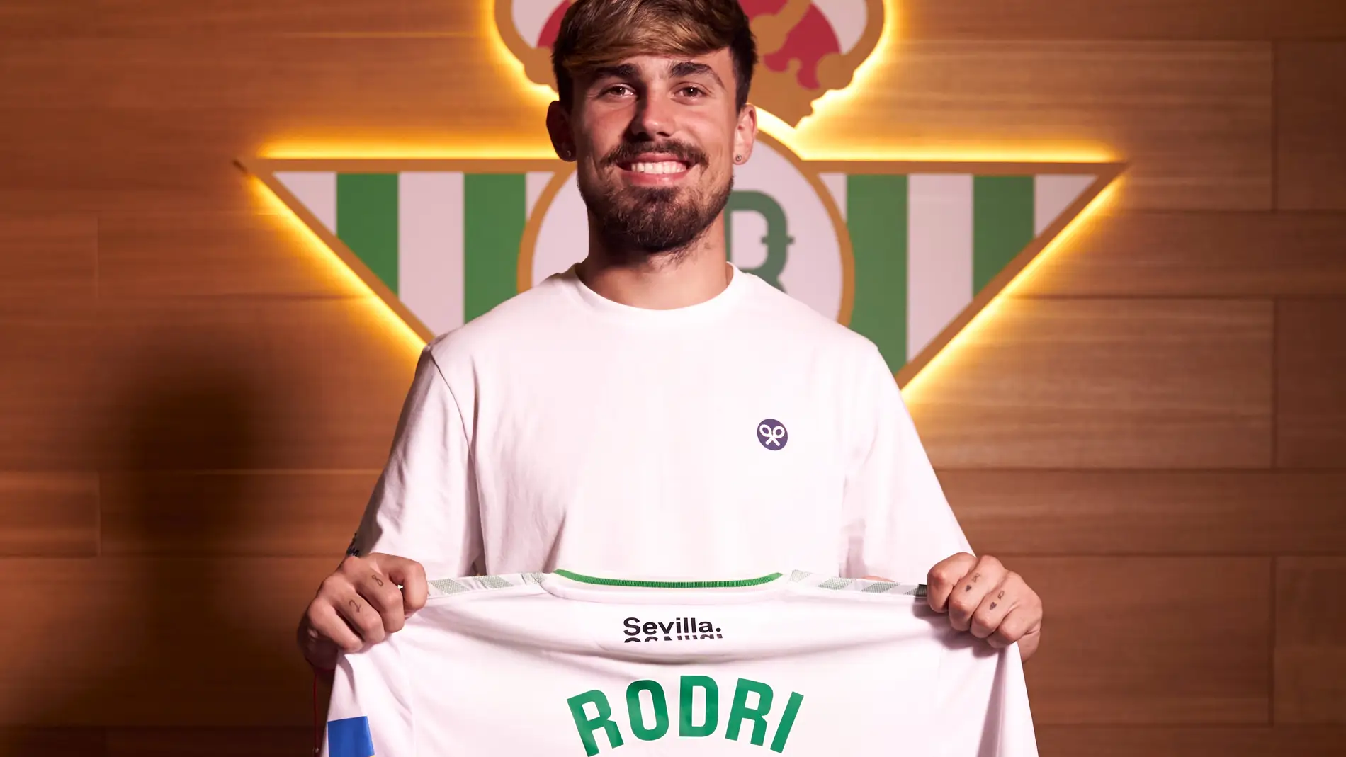 Rodri posa con una camiseta del Betis con el 2028, año en el que finaliza su nuevo contrato.