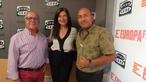 El presidente de la ONGD Anawim, Manuel Mart&iacute;nez, y el responsable jur&iacute;dico de Caritas Elche, Alfonso Rodr&iacute;guez Artiaga, con Mayte Vilaseca