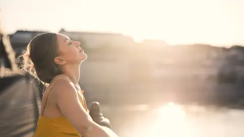 Imagen de archivo de una mujer tomando el sol Imagen de archivo de una mujer tomando el sol