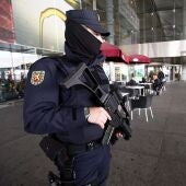 Un policía nacional en labores de vigilancia en el aeropuerto de Málaga. 