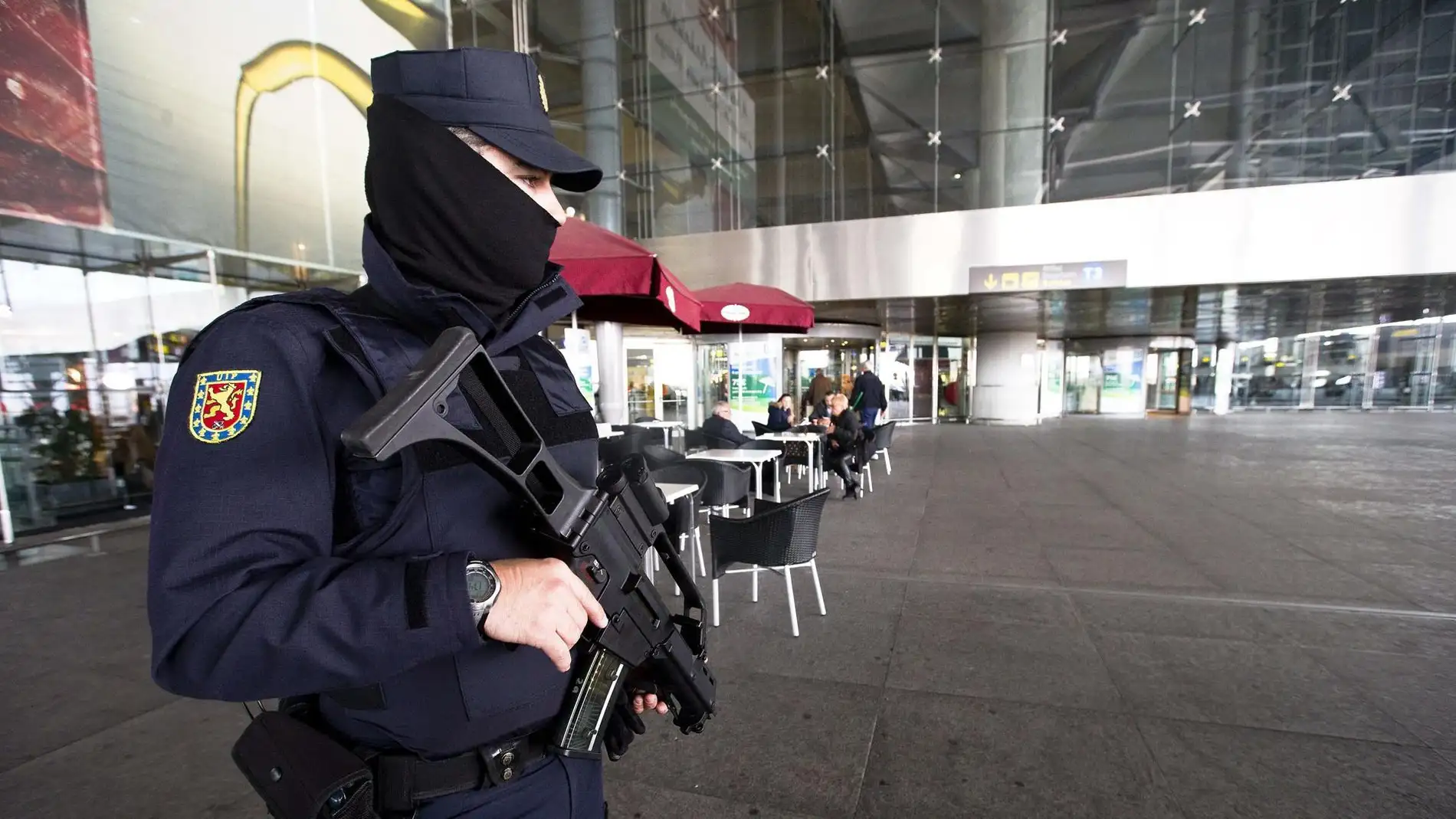Un policía nacional en labores de vigilancia en el aeropuerto de Málaga. 
