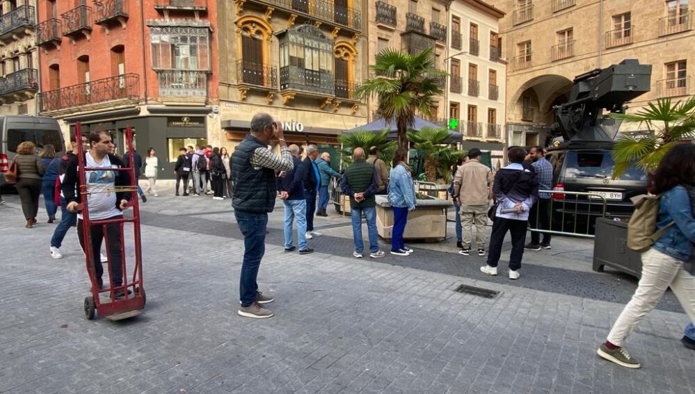 Curiosos y trabajadores, en los alrededores de la Plaza Mayor