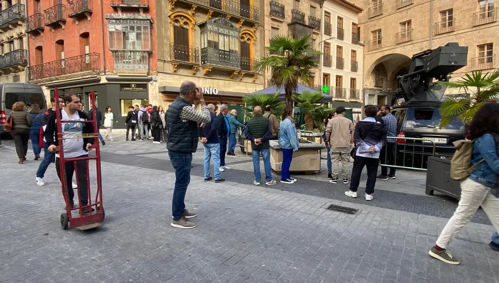 Curiosos y trabajadores, en los alrededores de la Plaza Mayor Curiosos y trabajadores, en los alrededores de la Plaza Mayor