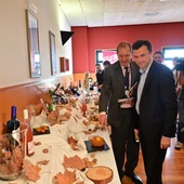 El alcalde de Cádiz, delante de las tapas presentadas El alcalde de Cádiz, delante de las tapas presentadas