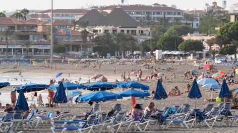 Los canarios se han refugiado en las playas, playas como la de Las Vistas, en Tenerife