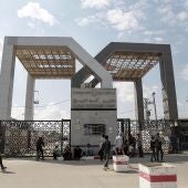Palestinos con doble nacionalidad esperan para cruzar el paso fronterizo de Rafah con Egipto, sur de la Franja de Gaza