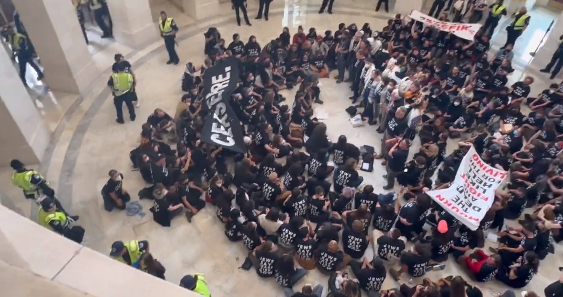 Manifestantes palestinos irrumpen en el Capitolio en defensa de Gaza Manifestantes palestinos irrumpen en el Capitolio en defensa de Gaza