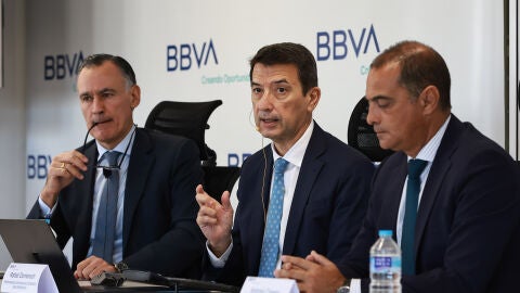 David Conde, Director Territorial Este; Rafael Domenech, Responsable de An&aacute;lisis Econ&oacute;mico de BBVA Research y Antonio Carreto, Director Regional Este. 