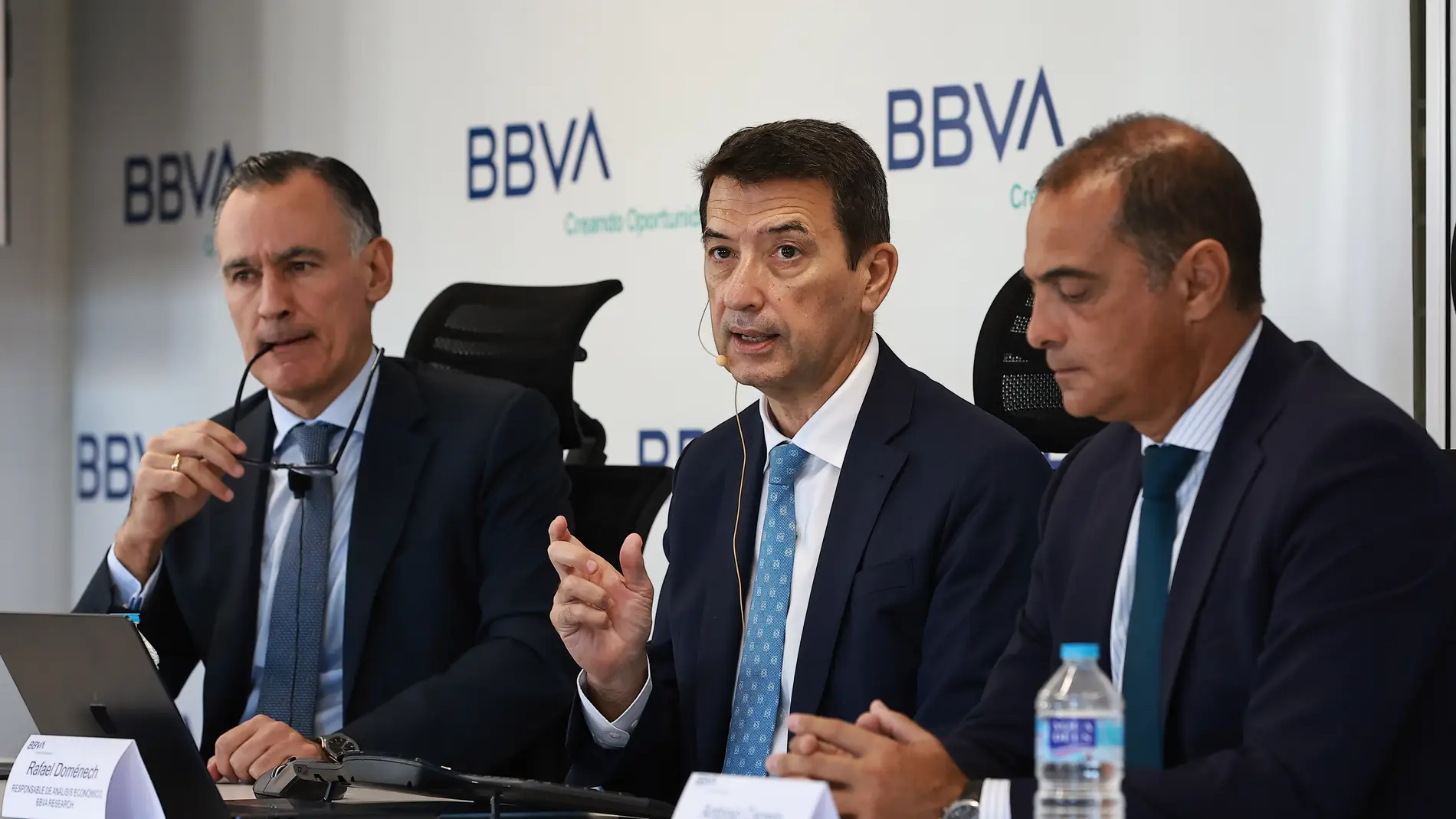 David Conde, Director Territorial Este; Rafael Domenech, Responsable de Análisis Económico de BBVA Research y Antonio Carreto, Director Regional Este. 