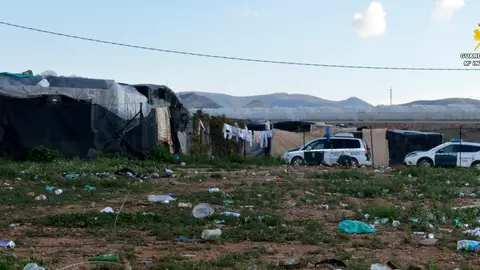 La Guardia Civil localiza en Níjar a una menor a la que se prostituía tras pagar dos mil por su 'boda' La Guardia Civil localiza en Níjar a una menor a la que se prostituía tras pagar dos mil por su 'boda'