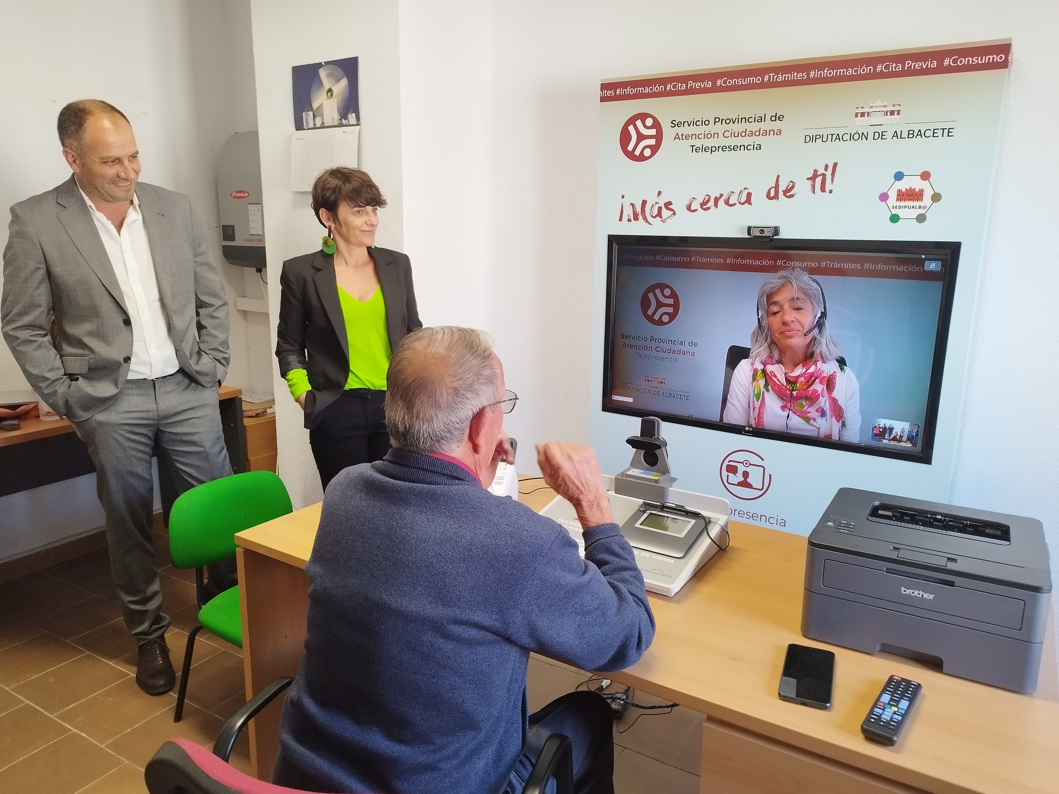La Telepresencia elimina la distancia entre Nerpio y Albacete en trámites administrativos La Telepresencia elimina la distancia entre Nerpio y Albacete en trámites administrativos