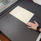 Una imagen del proceso de digitalización desde el Archivo de la UCA Una imagen del proceso de digitalización desde el Archivo de la UCA