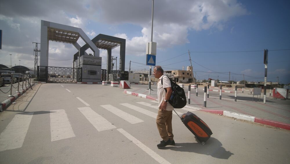 Un hombre cerca del paso de Rafah