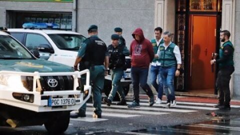 El detenido, acompañado por la Guardia Civil, abandona su domicilio tras un registro. Europa Press
