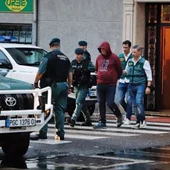 El detenido, acompañado por la Guardia Civil, abandona su domicilio tras un registro. Europa Press El detenido, acompañado por la Guardia Civil, abandona su domicilio tras un registro. Europa Press