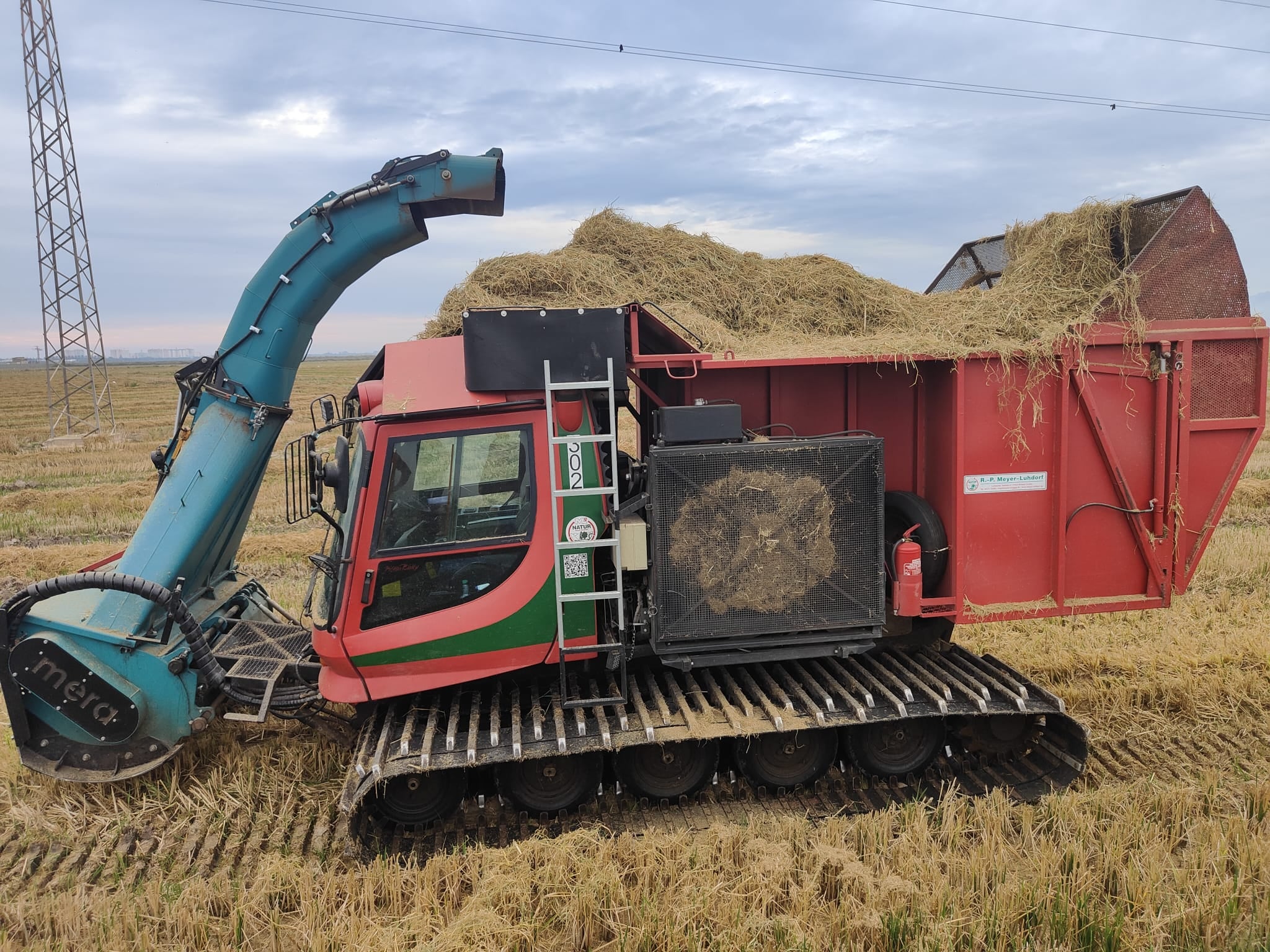 La Unió presenta una nueva máquina para recoger la paja del arroz La Unió presenta una nueva máquina para recoger la paja del arroz