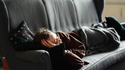Una mujer dormida viendo la televisión Las multipantallas de Borja Terán y Carolina Iglesias: la decadencia de los 'realities shows'