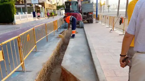 Benidorm invierte cerca de 50.000 euros en renovar las canalizaciones del alumbrado de la playa de Poniente Benidorm invierte cerca de 50.000 euros en renovar las canalizaciones del alumbrado de la playa de Poniente