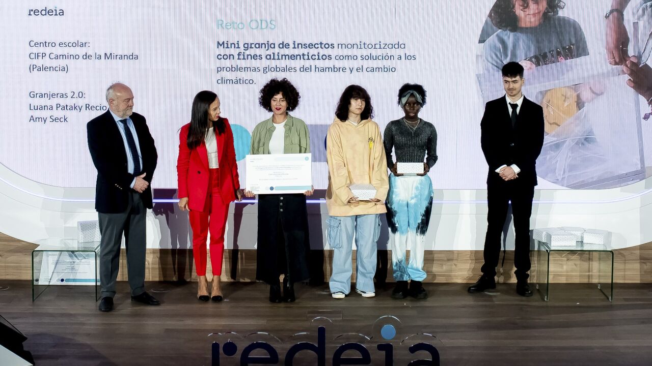 Las Alumnas Del C.I.F.P. Camino De La Miranda Recogen El Premio ...