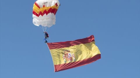 La paracaidista que llev&oacute; la bandera el 12 de octubre confiesa que tiene v&eacute;rtigo