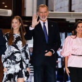 La familia real asiste al concierto por la "paz" de los Premios Princesa de Asturias