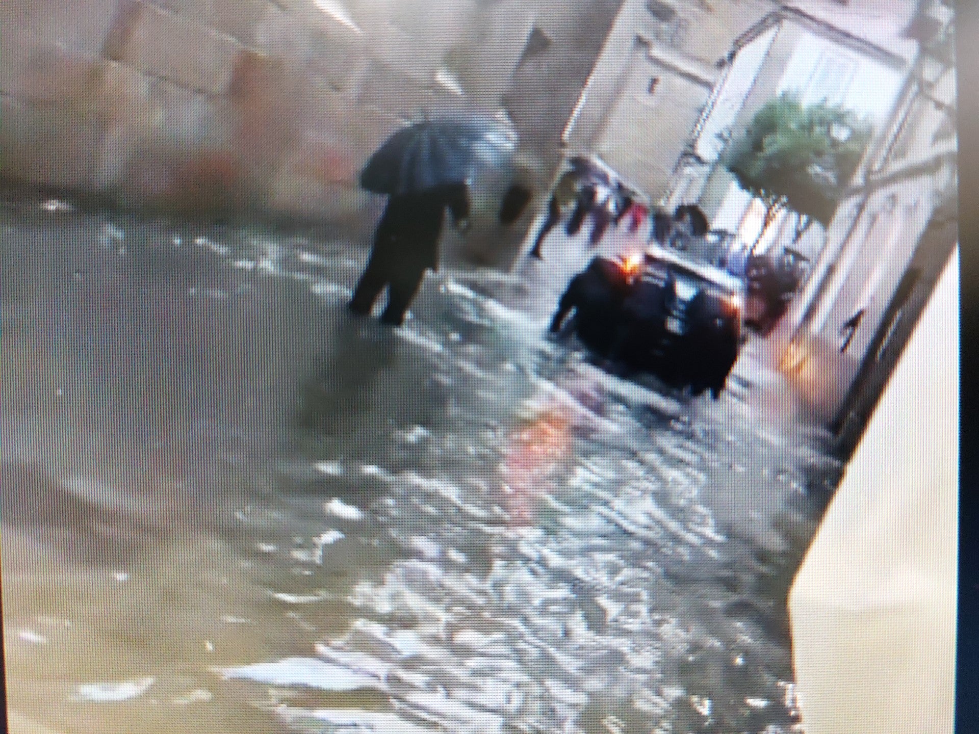 Manolo Villar, comerciante de la rúa do Franco: "Tienen que limpiar los sumideros y dejarlos en condiciones" Manolo Villar, comerciante de la rúa do Franco: "Tienen que limpiar los sumideros y dejarlos en condiciones"
