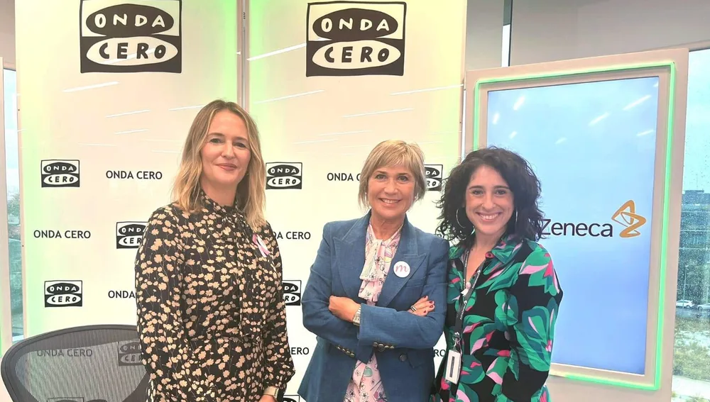 Julia Otero, con Paula González y Marta Moreno. Julia Otero, con Paula González y Marta Moreno.