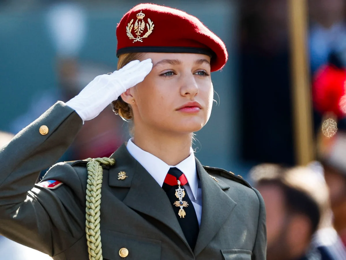 Los escoltas tienen que intervenir ante la siguiente situación de acoso a la princesa Leonor 5 Merca2.es El lenguaje no verbal de la princesa Leonor fue claro