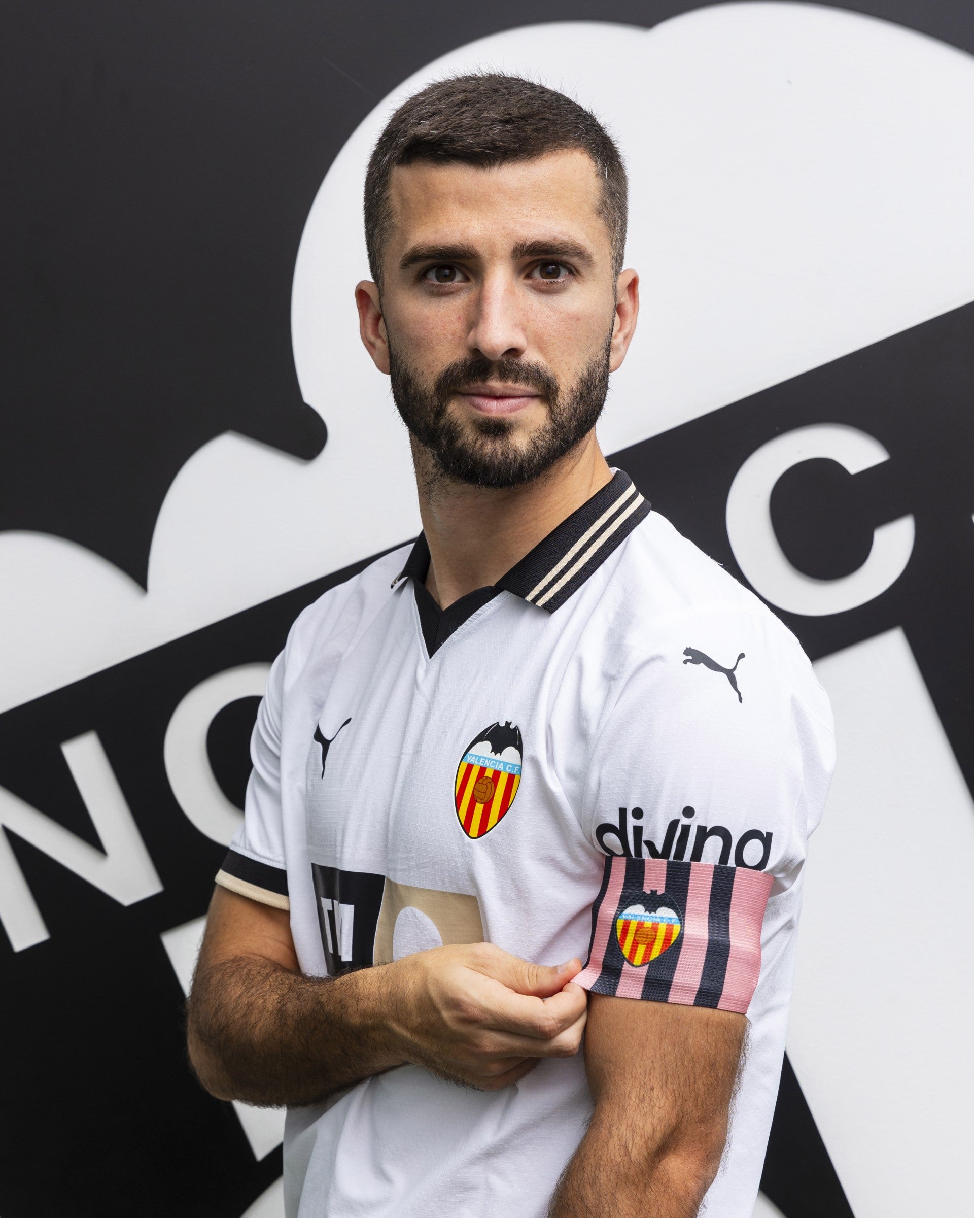 Gayà presenta el brazalete especial que lucirá en apoyo a la lucha contra el cáncer de mama Gayà presenta el brazalete especial que lucirá en apoyo a la lucha contra el cáncer de mama